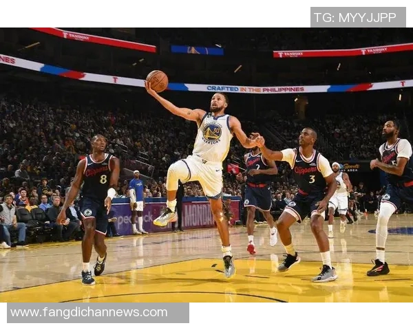 库里19+8正面抢断哈登！引领“勇三疯”击溃快船 率队强势开局5战4胜