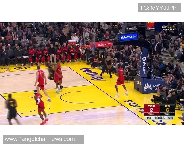 塔克后场持球一条龙快攻，对手犯规难阻暴扣